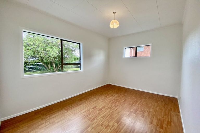 Photo of property in 85 Pupuke Road, Northcote, Auckland, 0627
