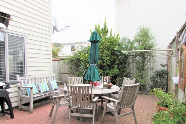 Photo of property in 2/6 The Parade, Island Bay, Wellington, 6023