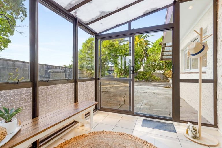 Photo of property in 28 Dawnhaven Drive, Te Atatu Peninsula, Auckland, 0610