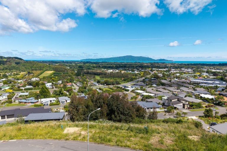 Photo of property in 107 Kakariki Grove, Waikanae, 5036