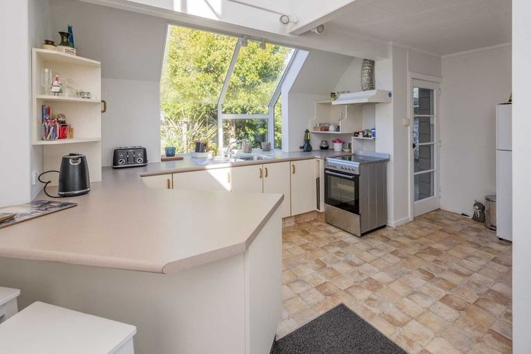 Photo of property in 16 Queens Road, Waikanae Beach, Waikanae, 5036