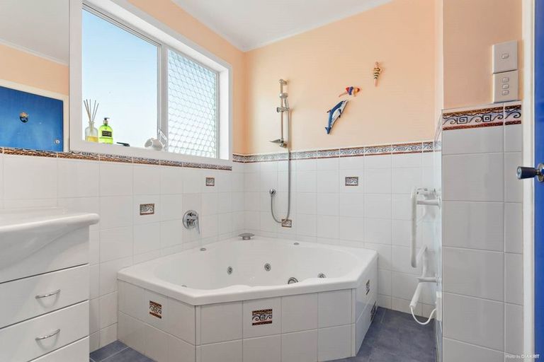 Photo of property in 26 Humphrey Kemp Avenue, Henderson, Auckland, 0612