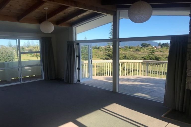 Photo of property in 18 Queens Road, Waikanae Beach, Waikanae, 5036
