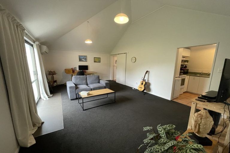 Photo of property in 152 Akaroa Drive, Maupuia, Wellington, 6022