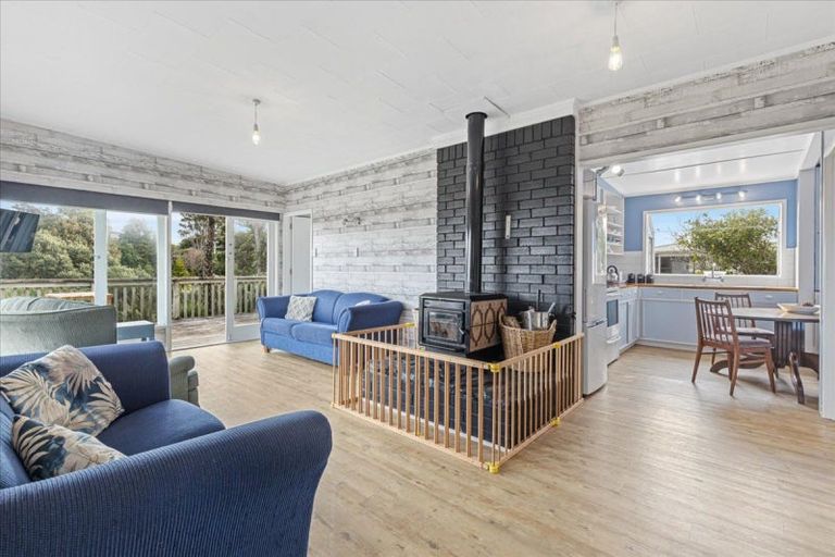 Photo of property in 12 Takarei Terrace, Mokau, 4376