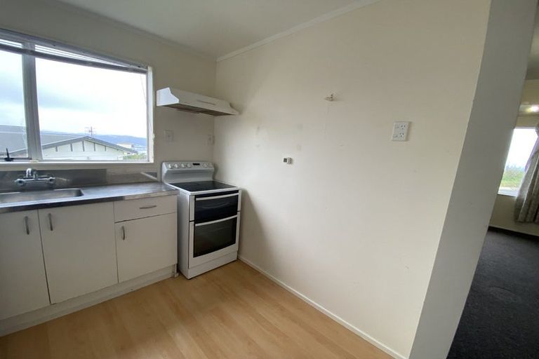 Photo of property in 5b Sunhaven Drive, Newlands, Wellington, 6037