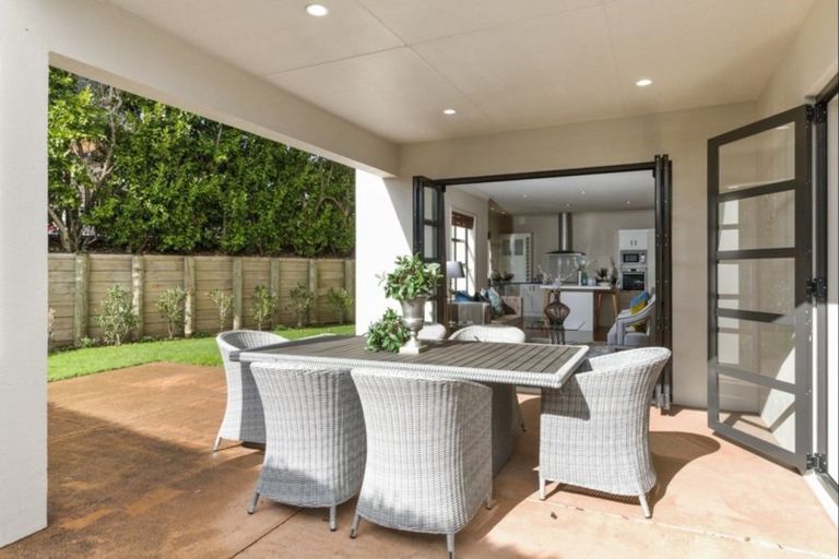 Photo of property in 33 Point View Drive, East Tamaki Heights, Auckland, 2016