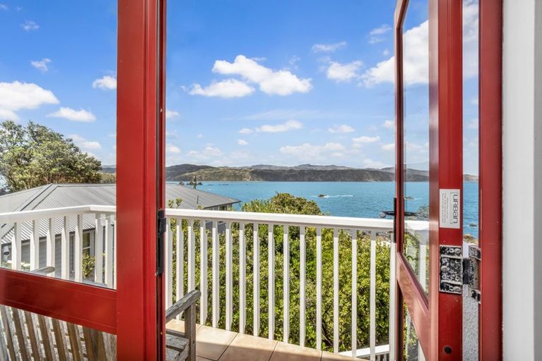 Photo of property in 61 Breaker Bay Road, Breaker Bay, Wellington, 6022