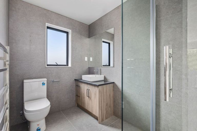 Photo of property in 10a Neilon Place, Northcross, Auckland, 0632