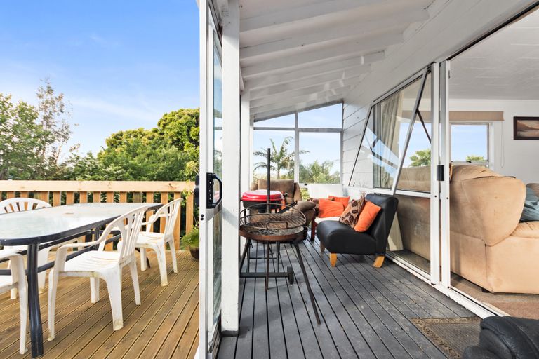 Photo of property in 11 Landsdale Place, Massey, Auckland, 0614