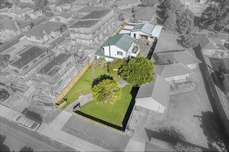 Photo of property in 49 Neil Avenue, Te Atatu Peninsula, Auckland, 0610