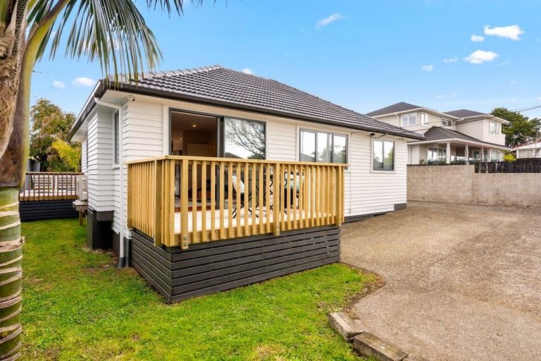Photo of property in 9 Grainger Road, Te Atatu South, Auckland, 0610