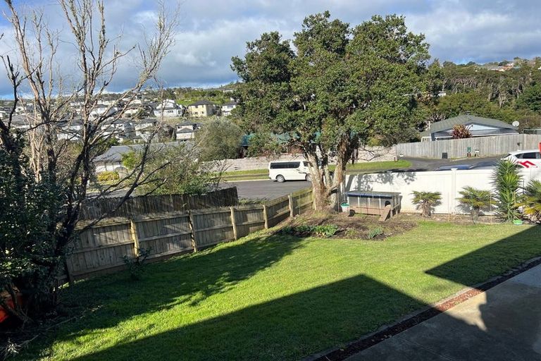 Photo of property in 1/3 Fernlea Rise, Bayview, Auckland, 0629
