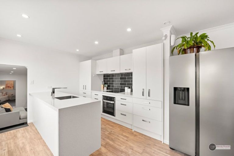 Photo of property in 21 Montana Road, Totara Park, Upper Hutt, 5018