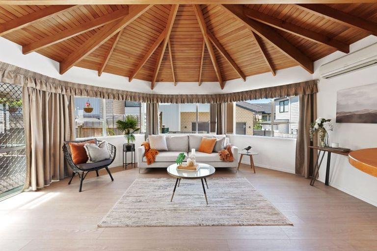 Photo of property in 10 Borrowdace Avenue, Botany Downs, Auckland, 2010