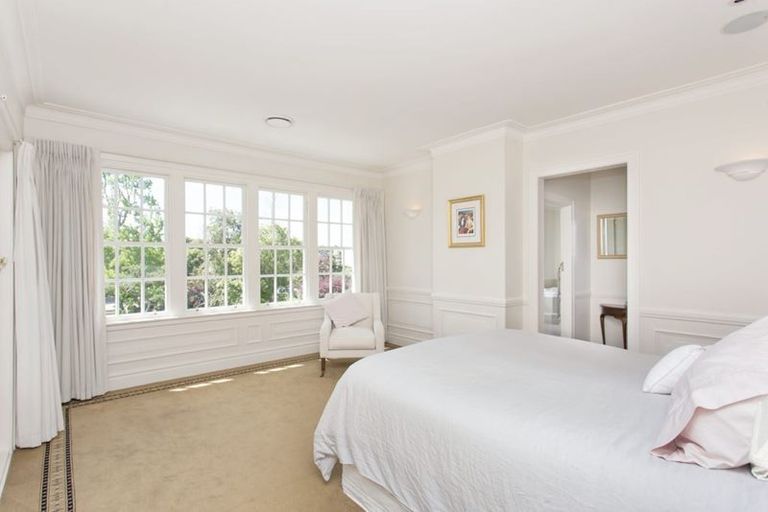 Photo of property in 122 Straven Road, Fendalton, Christchurch, 8014