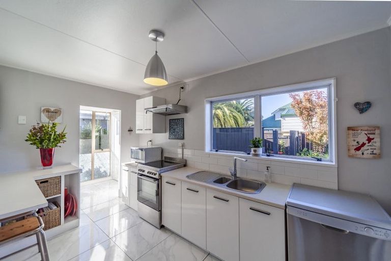 Photo of property in 15 Taradale Road, Marewa, Napier, 4110