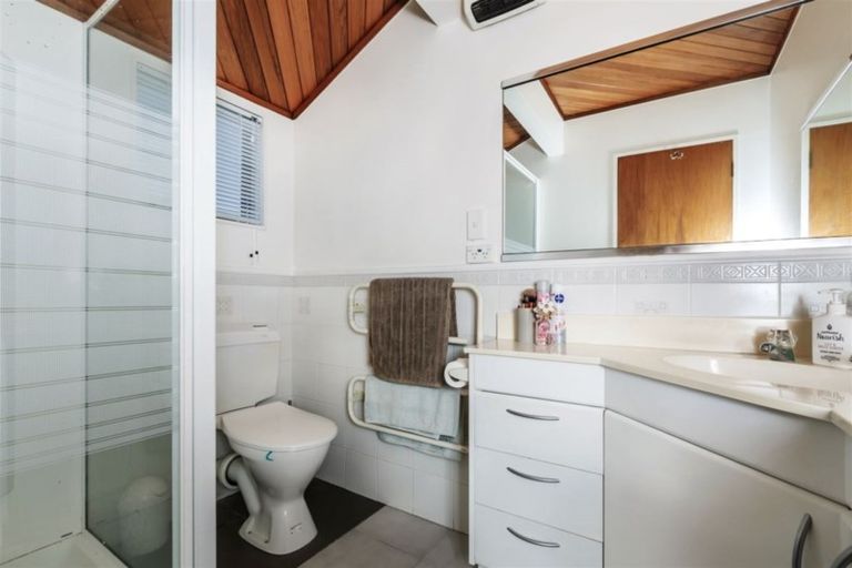 Photo of property in 2/11 Seaview Road, Castor Bay, Auckland, 0620