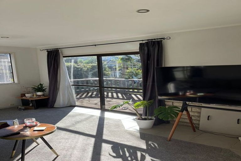 Photo of property in 36 Deverell Place, Northcross, Auckland, 0632
