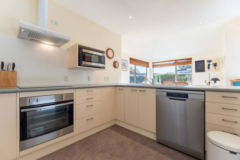 Photo of property in 8 Rewarewa Crescent, Waikanae, 5036