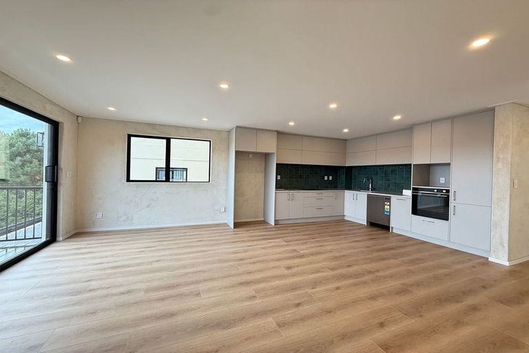 Photo of property in 86 Tiriwa Drive, Massey, Auckland, 0614