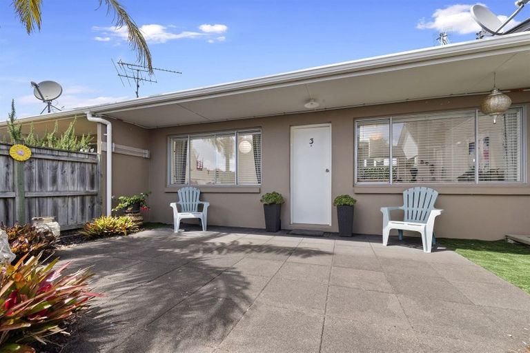 Photo of property in 3/28 William Bond Street, Stanley Point, Auckland, 0624