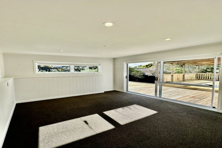 Photo of property in 8 John Dee Crescent, Red Beach, 0932