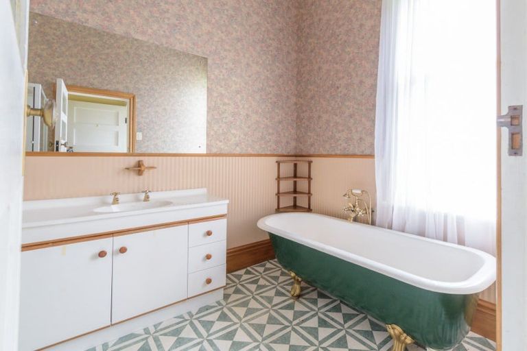 Photo of property in 100 Halcombe Road, Feilding, 4775