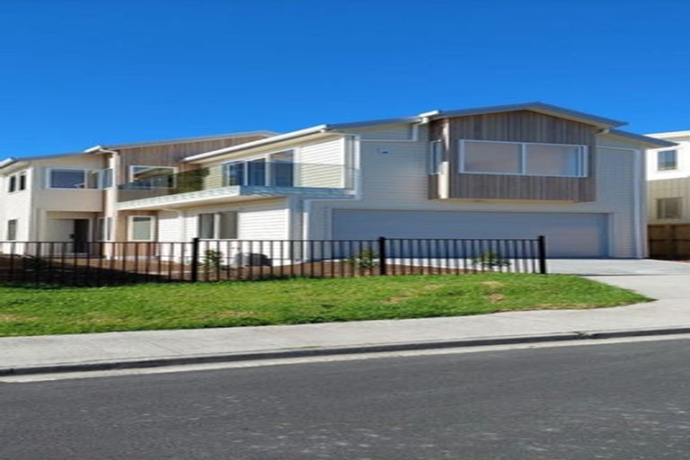 Photo of property in 1c Taupiko Place, Green Bay, Auckland, 0604