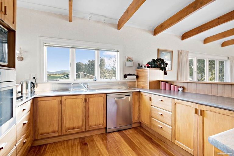 Photo of property in 290 Waitakere Road, Taupaki, 0782