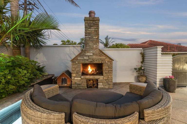 Photo of property in 2/11 Ridge Road, Waiake, Auckland, 0630