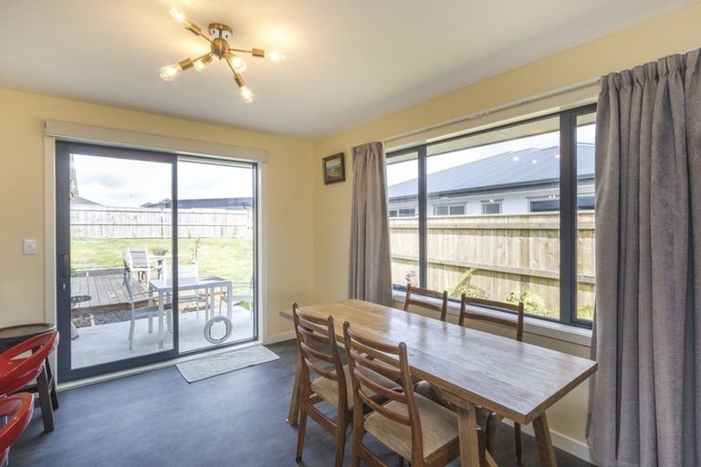 Photo of property in 5 Sardinia Grove, Fitzherbert, Palmerston North, 4410