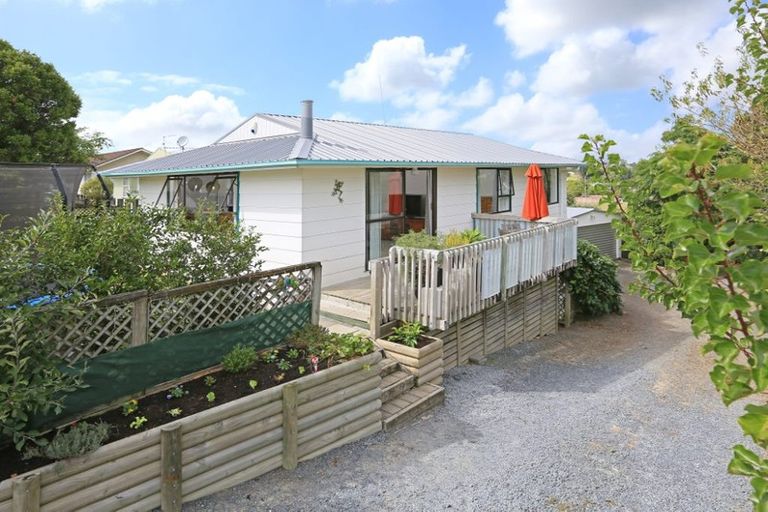 Photo of property in 5 Hueglow Rise, West Harbour, Auckland, 0618