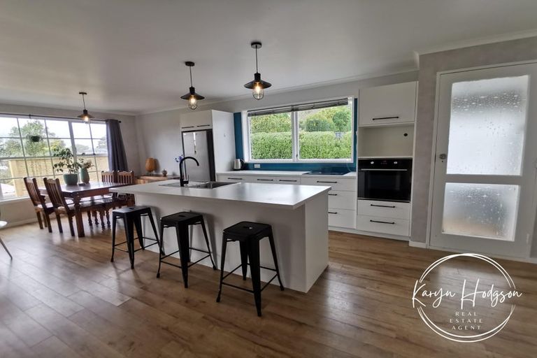 Photo of property in 9 Whaka Street, Maungaturoto, 0520