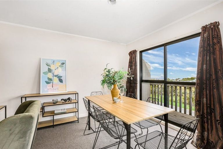 Photo of property in 21 Ladbrooke Drive, Newlands, Wellington, 6037