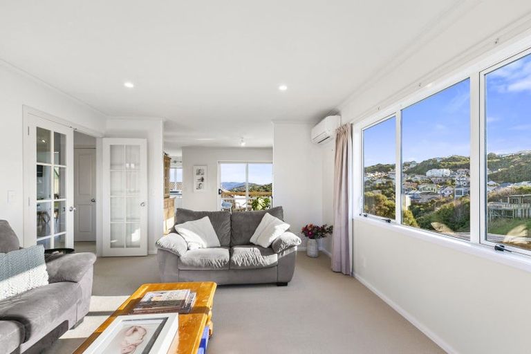 Photo of property in 8 Bennett Grove, Newlands, Wellington, 6037