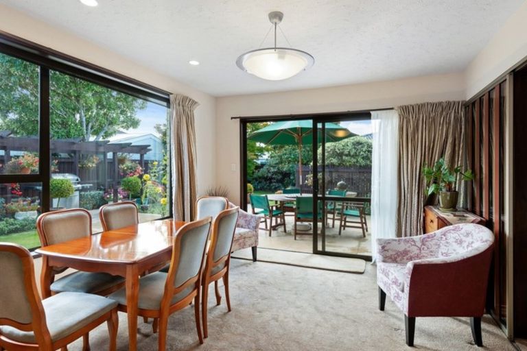 Photo of property in 5 Calbreath Place, Russley, Christchurch, 8042