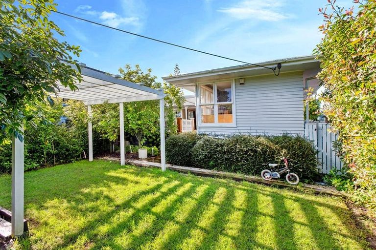 Photo of property in 15 Kingdale Road, Henderson, Auckland, 0610