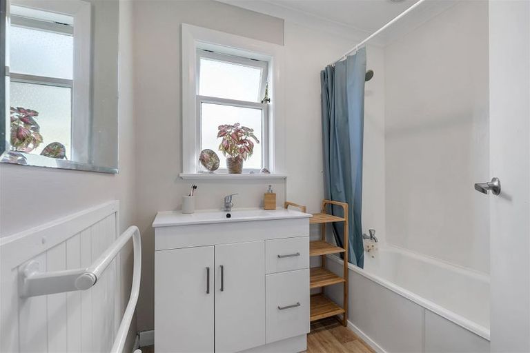 Photo of property in 308 Main Road, Tawa, Wellington, 5028