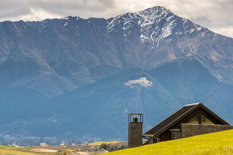 Photo of property in 33 Cappie Drive, Jacks Point, Queenstown, 9371