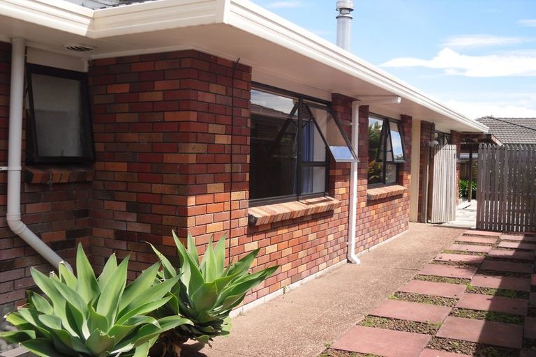 Photo of property in 2/9 Kallaroo Place, Botany Downs, Auckland, 2010