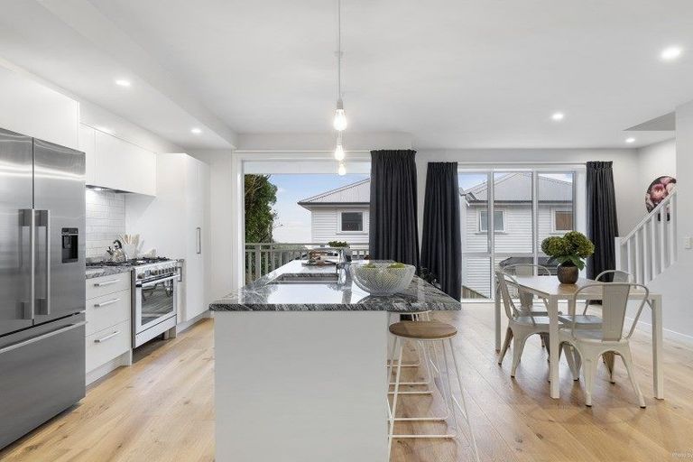 Photo of property in 56e Nicholson Road, Khandallah, Wellington, 6035