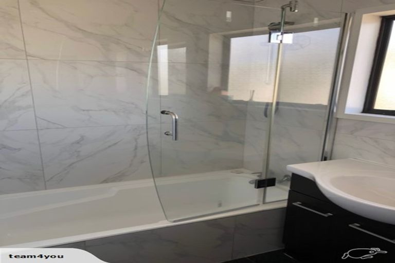 Photo of property in 2/95 Hobsonville Road, West Harbour, Auckland, 0618