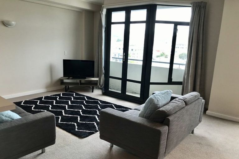 Photo of property in 17 Kent Terrace - Kent Apartments, 6d/16 Kent Terrace, Mount Victoria, Wellington, 6011