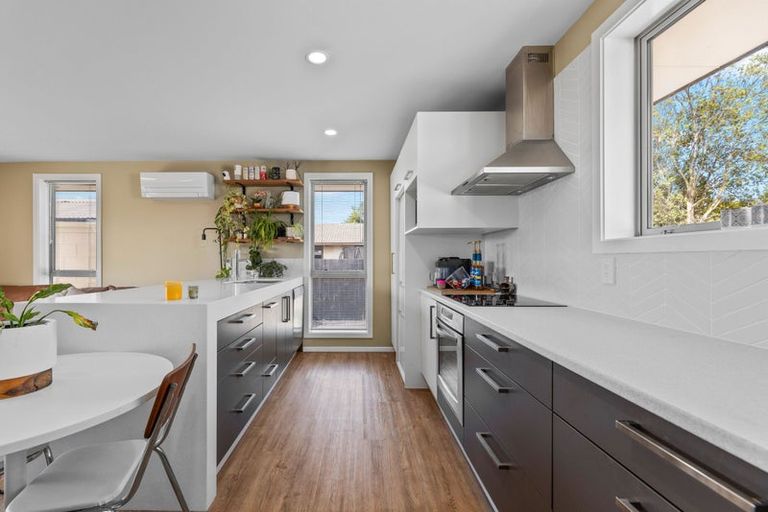 Photo of property in 2/126a Middlepark Road, Sockburn, Christchurch, 8042