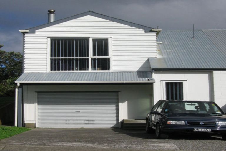 Photo of property in 17a Colchester Crescent, Newlands, Wellington, 6037