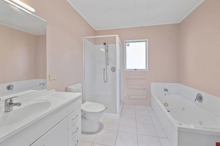 Photo of property in 7 Reeves Road, Acacia Bay, Taupo, 3330