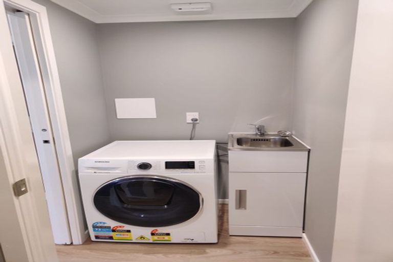 Photo of property in 2/20 Glanmire Road, Newlands, Wellington, 6037