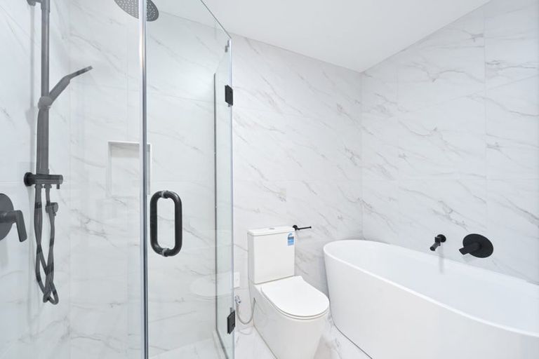 Photo of property in 33 Taipahitini Road, Rosehill, 2113