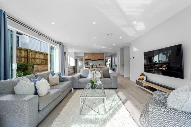 Photo of property in 7 Marlin Street, West Harbour, Auckland, 0618